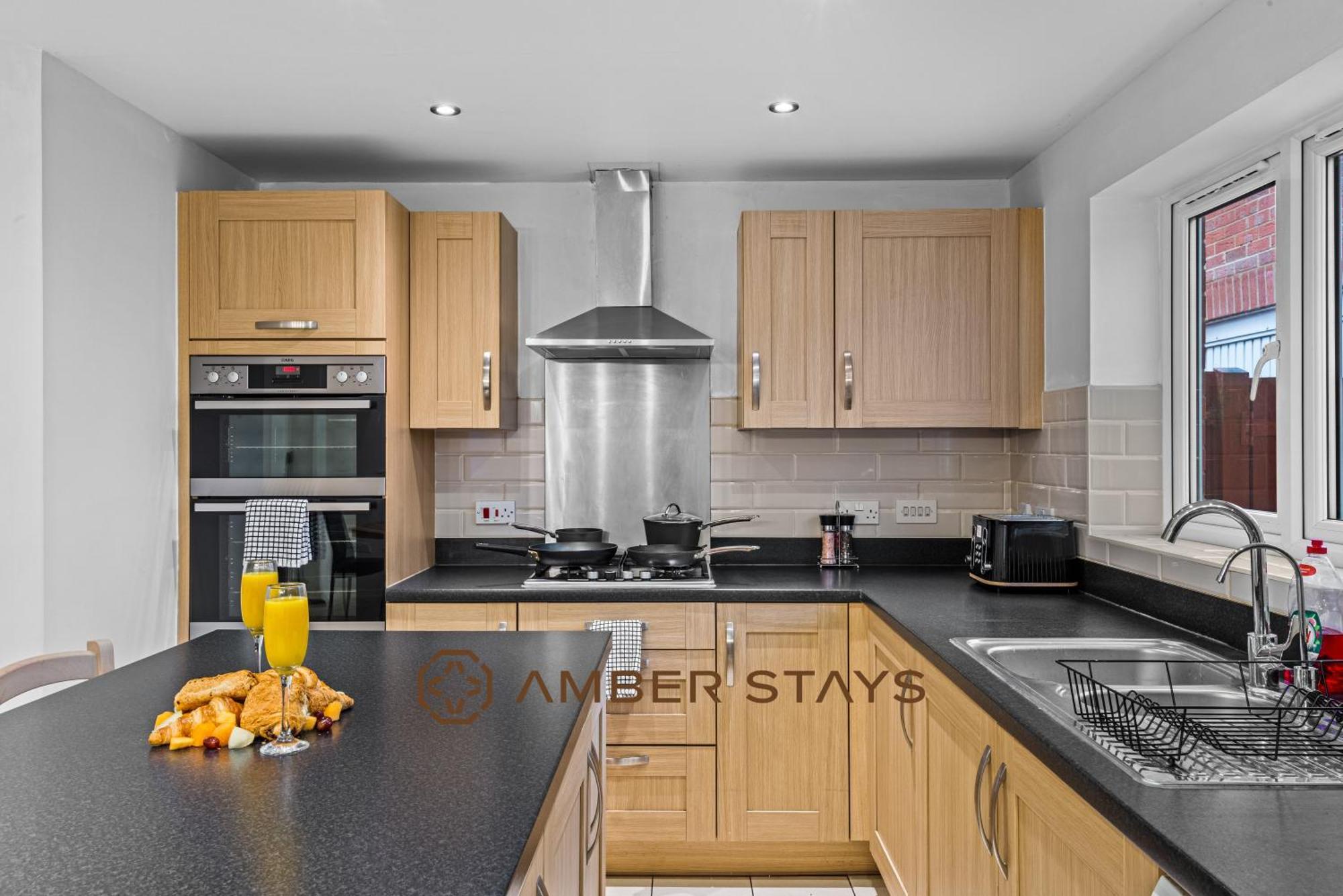 Spacious 5 Bed House In Reading By Amber Stays, Perfect For Business & Contractors, Sleeps 12! Exterior foto